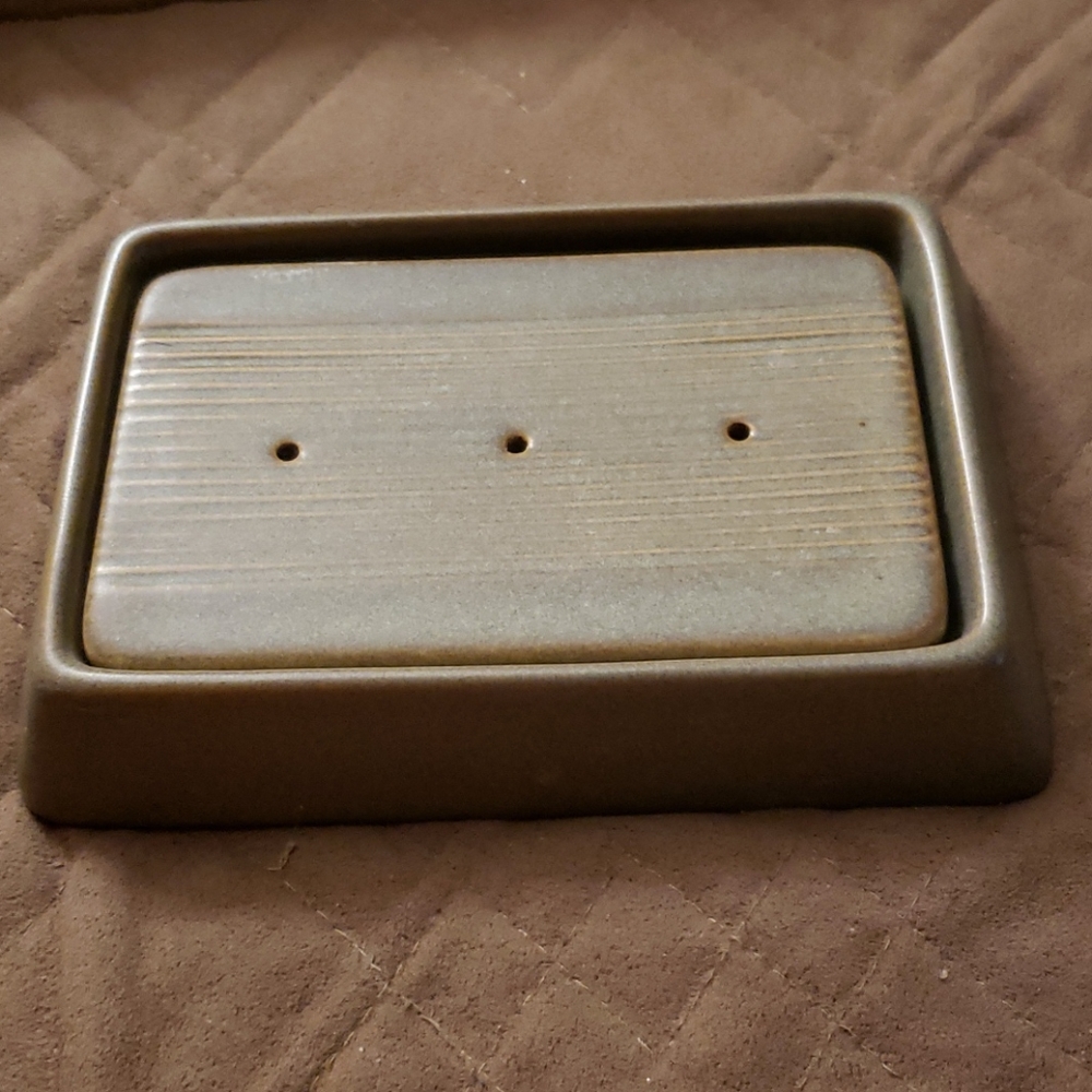 Wamsutta Ceramic Soap Dish w/ Strainer Stone Color